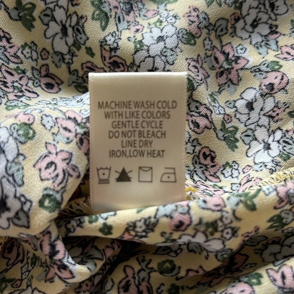 Max Studio - Floral V-Neck Belted Top - Multicolor Calico - size M - Picture 5 of 5